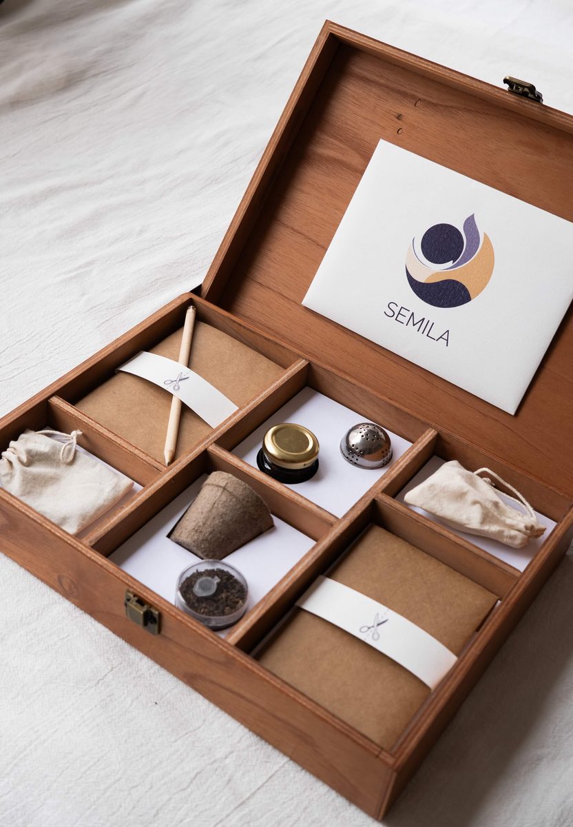 Caja SEMILA abierta mostrando su contenido