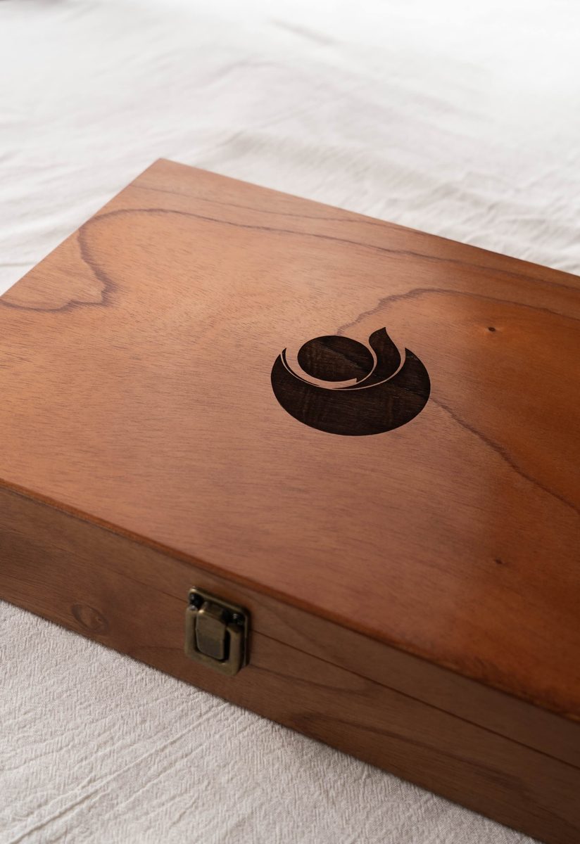 Caja de madera SEMILA cerrada, con grabado artesanal