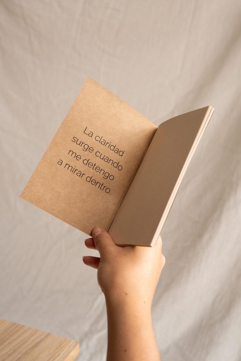 Libreta kraft y lápiz plantable — Semilla Claridad